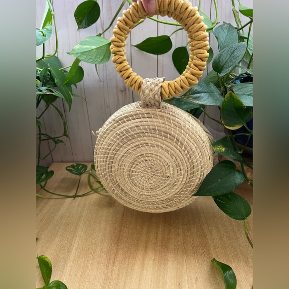 Stylish Handwoven Wrist Palm Straw Bag - Top Handle Island Resort Rattan Bag - Picture 2 of 7